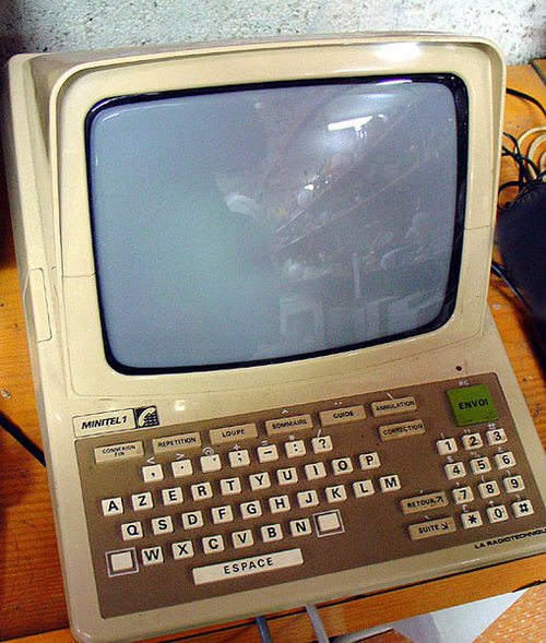 a cream coloured minitel on a desk.